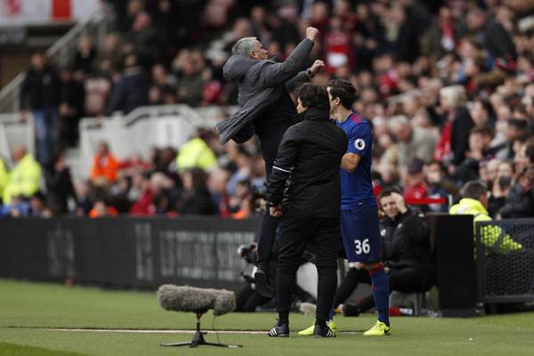 Manajer tim Manchester United Jose Mourinho merayakan gol Antonio Valencia saat timnya menang 3-1 dari Middlesbrough pada lanjutan Liga Inggris, Minggu (19/3/2017) - Reuters 