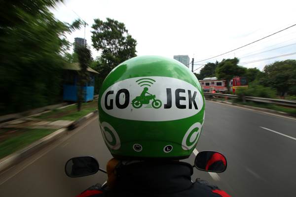 Pengemudi ojek berbasis online mengantar penumpang di kawasan Palmerah, Jakarta, Jumat (18/12).  - Antara