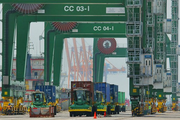 Kegiatan bongkar muat kontainer di Terminal Teluk Lamong, Surabaya, Jawa Timur, Minggu (19/3). - Antara/Didik Suhartono