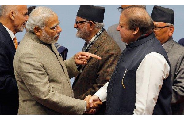 PM India Narendra Modi (kanan) dan PM Pakistan Nawaz Sharif (kiri) berjabat tangan dalam penutupan KTT Saarc di Kathmandu - Reuters