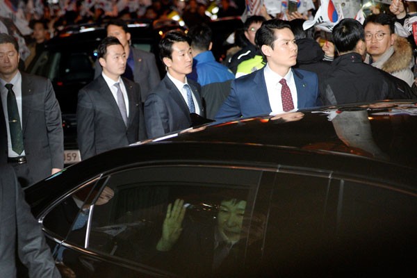 Pemimpin Korea Selatan yang digulingkan Park Geun-hye duduk di dalam mobil dan melambai ke pendukungnya saat tiba di rumah pribadinya di Seoul, Korea Selatan, Minggu (12/3/2017). - Reuters