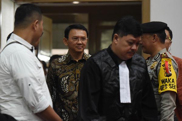 Terdakwa kasus dugaan penistaan agama Basuki Tjahaja Purnama (kedua kiri) berjalan memasuki ruang sidang di Auditorium Kementerian Pertanian, Jakarta, Selasa (7/3). Sidang ke-13 itu beragenda mendengarkan keterangan saksi-saksi yang meringankan terdakwa. ANTARA FOTO - Akbar Nugroho Gumay