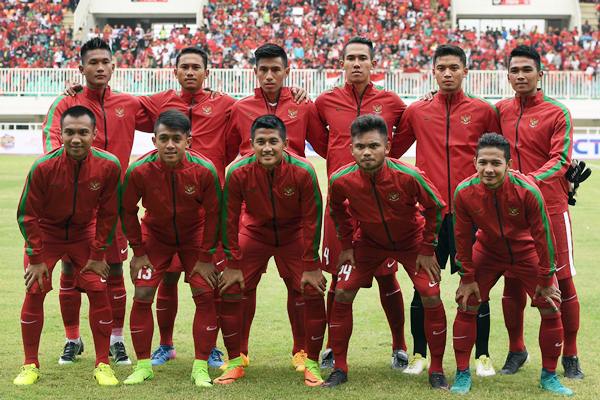 Pesepak bola Timnas U-22 Indonesia melakukan sesi foto sebelum pertandingan persahabatan melawan Timnas Myanmar di Stadion Pakansari, Cibinong, Bogor, Jawa Barat, Selasa (21/3). - Antara/Sigid Kurniawan