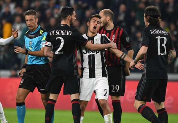 Wasit Davide Massa (kiri) saat memimpin laga Juventus vs AC Milan - Goal