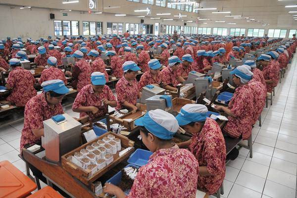 Buruh melakukan pelintingan sigaret kretek tangan (SKT) di sebuah pabrik rokok, di Kudus, Jawa Tengah, Rabu (31/8/2016). - Antara/Yusuf Nugroho
