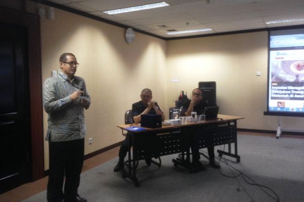 Kepala Pusat Pengkajian dan Pengembangan Kebijakan Multilateral, Kementerian Luar Negeri  Fikry Cassidy (kiri) tengah memaparkan programnya dari kerja sama selatan-selatan dalam kunjungnya ke Redaksi Bisnis Indonesia, Rabu (22 - 3).