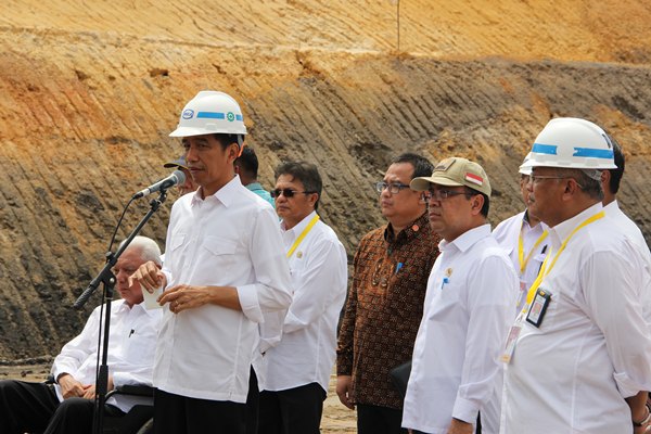 Presiden Joko Widodo memberikan keterangan pers seusai meninjau progres pembangunan jalan tol Balikpapan-Samarinda di Kalimantan Timur, Kamis (24/3/2016). Proyek jalan tol yang diperkirakan menyerap investasi sebesar Rp13 triliun ini diharapkan rampung pada 2018. - Bisnis/Siti Munawaroh