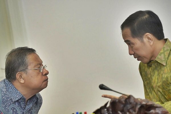 Presiden Joko Widodo (kanan) berdiskusi dengan Menko Perekonomian Darmin Nasution saat memimpin Rapat Terbatas membahas Dana Alokasi Khusus (DAK), di Kantor Presiden, Jakarta, Rabu (11/5). - Antara/Yudhi Mahatma