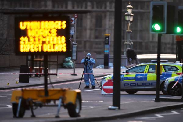 Seorang penyidik forensik bekerja di tempat kejadian setelah serangan terhadap Westminster Bridge di London, Inggris 22 Maret 2017. - Reuters/Hannah McKay 