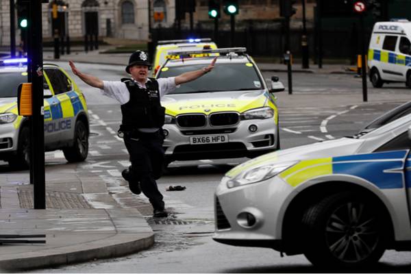 Polisi mengamankan lokasi  di luar gedung parlemen setelah insiden di Jembatan Westminster di London, Inggris 22 Maret 2017. - Reuters /Stefan Wermuth