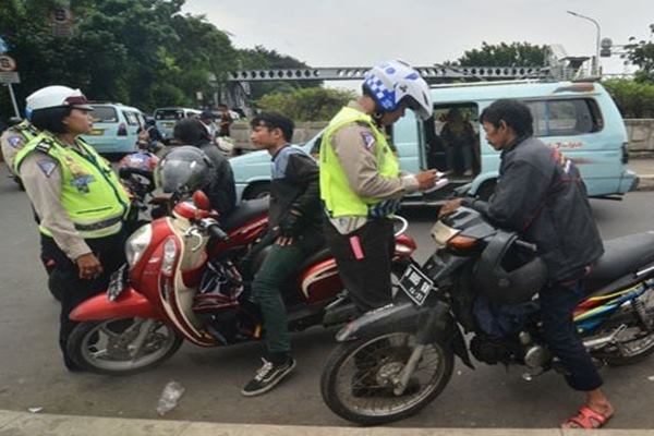 Ilustrasi: Polisi menindak pengendara sepeda motor yang melakukan pelanggaran lalu lintas dalam Operasi Zebra Jaya 2016 di daerah Pasar Minggu, Jakarta Selatan, Rabu (16/11/2016). - Antara