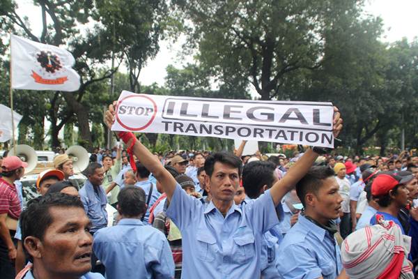 Demo sopir taksi dan angkutan umum menolak Uber dan Grab - Antara/Yossy Widya