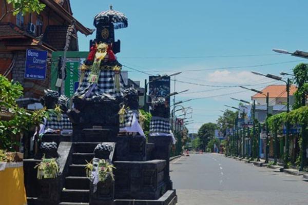 Suasana Nyepi Di Bali Suasana ruas jalan Pantai Kuta terlihat lenggang saat Hari Raya Nyepi di Kuta, Bali, Rabu (9/3).  - Antara