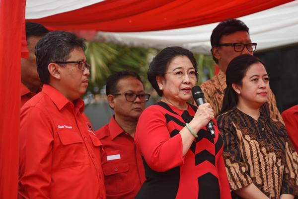 Ketua Umum Partai Demokrasi Indonesia Perjuangan (PDIP) Megawati Soekarnoputri (tengah) berpidato didampingi Menko PMK Puan Maharani (kanan) dan Sekjen DPP PDIP Hasto Kristiyanto - Antara