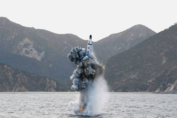 Uji tembak rudal balistik kapal selam dari bawah air dalam foto tidak bertanggal yang dirilis oleh Pusat Agensi Berita Korea Utara (KCNA) di Pyongyang, Minggu (24/4/2016). - Reuters