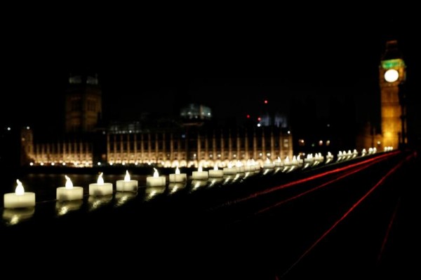 Lilin-lilin dinyalakan di Jembatan Westminster sehari setelah serangan London. - Antara