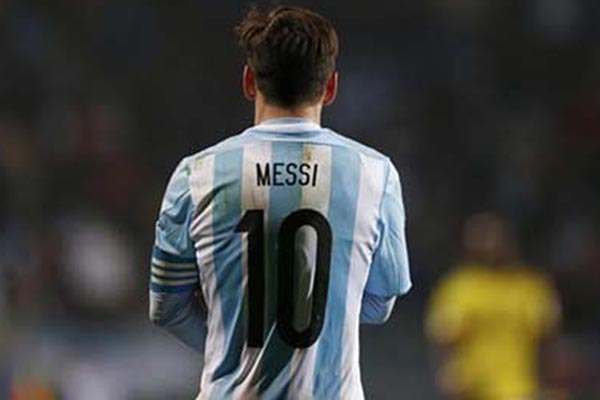 Lionel Messi dalam balutan jersey Timnas Argentina - Reuters/Marcos Brindicci