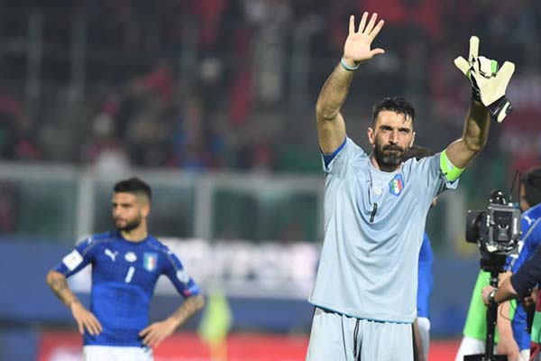 Gianluigi Buffon setelah Italia menaklukkan Albania 2-0 di Pra-Piala Dunia 2018 - Reuters/Alberto Lingria