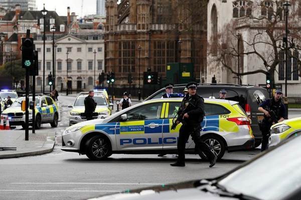 Polisi berjaga-jaga pascapenyerangan di London, Inggris, Rabu (22/3/2017) - Reuters