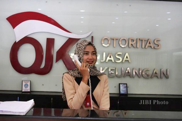 Karyawati Otoritas Jasa Keuangan menerima telpon, di kantor perwakilan Makassar, Rabu (13/4). - JIBI/Paulus Tandi Bone
