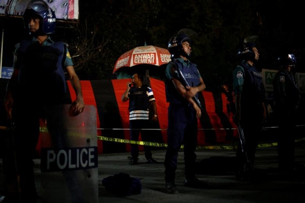 Petugas Kepolisian berjaga di sekitar area pengeboman di Bangladesh, Jumat (24/3/2017) - Reuters