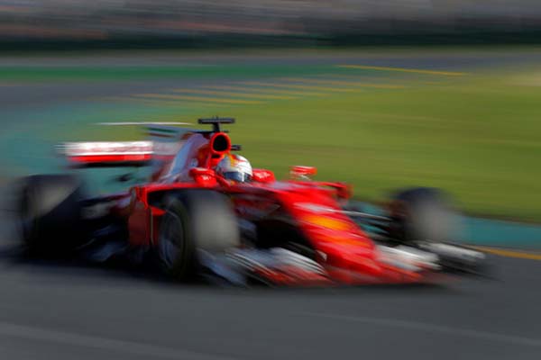 Pebalap F1 Ferrari Sebastian Vettel beraksi di GP Australia pada Minggu (26/3 - 2017).Reuters/Jason Reed