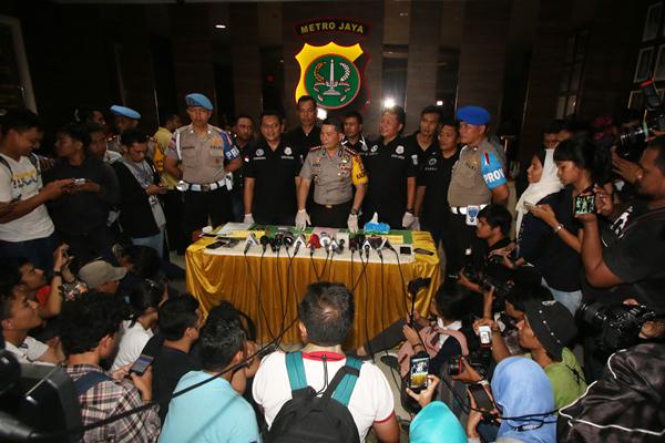 Kapolres Jakarta Barat Kombes Roycke Herrie Langie (tengah) memberikan keterangan kepada wartawan terkait penangkapan penyanyi dangdut Ridho Rhoma di Polres Jakarta Barat, Sabtu (25/3). - Antara