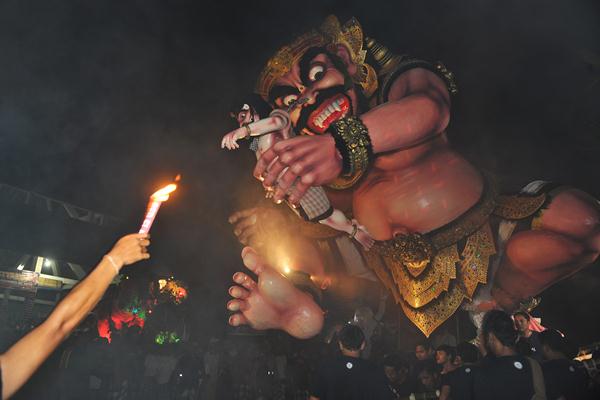 Para remaja mengarak Ogoh-Ogoh atau boneka raksasa yang melambangkan sifat buruk dalam parade Ogoh-Ogoh 2017 menjelang Hari Raya Nyepi Tahun Saka 1939 di Desa Tegallalang, Gianyar, Bali, Minggu (26/3). - Antara