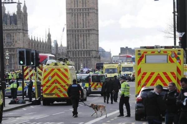 Pasukan keamanan di lokasi serangan teror London di Wesminster Bridge. Rabu (22/3/2017). - Reuters