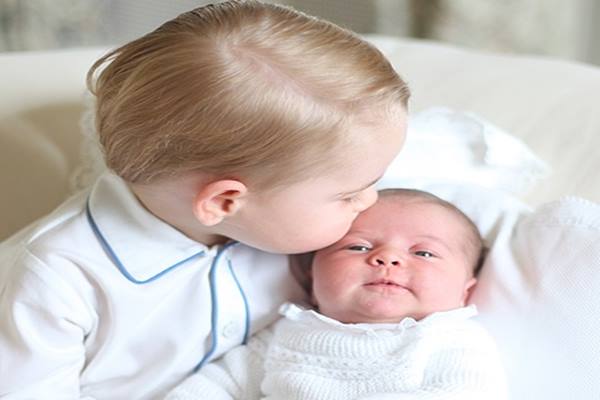 Pangeran George mencium adiknya, Puteri Charlotte - dailymail