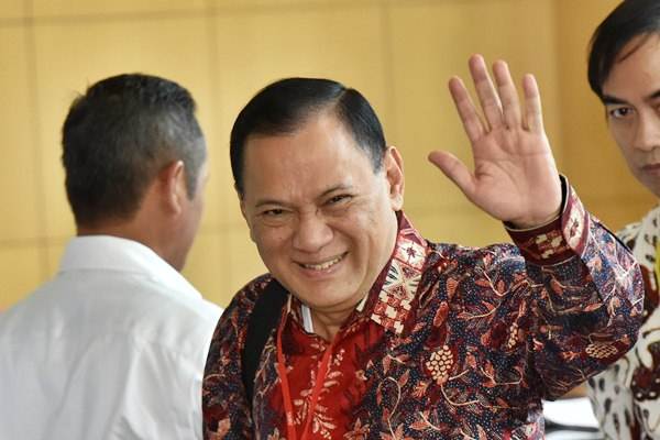 Gubernur Bank Indonesia Agus Martowardojo melambaikan tangan sebelum menjalani pemeriksaan di Gedung KPK, Jakarta, Selasa (1/11). - Antara/Wahyu Putro A