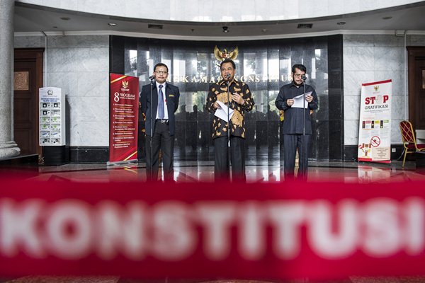 Ketua Mahkamah Konstitusi Arief Hidayat (tengah) didampingi Wakil Ketua MK Anwar Usman (kanan) dan Sekjen MK Guntur Hamzah menyampaikan keterangan kepada awak media tentang penanganan perselisihan hasil Pilkada di gedung MK, Jakarta, Senin (27/2). - Antara/M Agung Rajasa