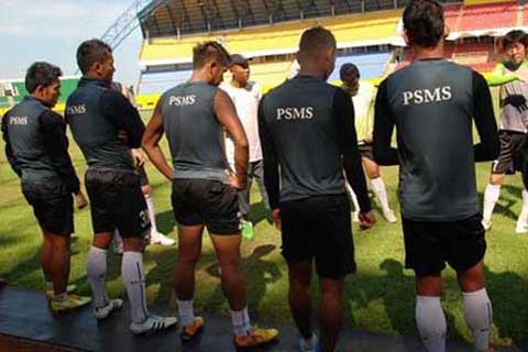 Para pemain PSMS Medan bersiap memulai latihan - Antara/Feny Selly