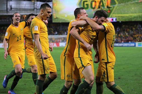Para pemain Australia merayakan gol ke gawang Uni Emirat Arab - Reuters/Steven Saphore