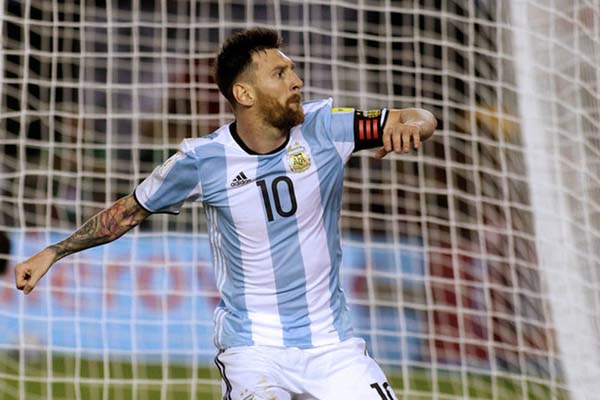 Lionel Messi dalam balutan jersey Timnas Argentina - Reuters/Alberto Raggio