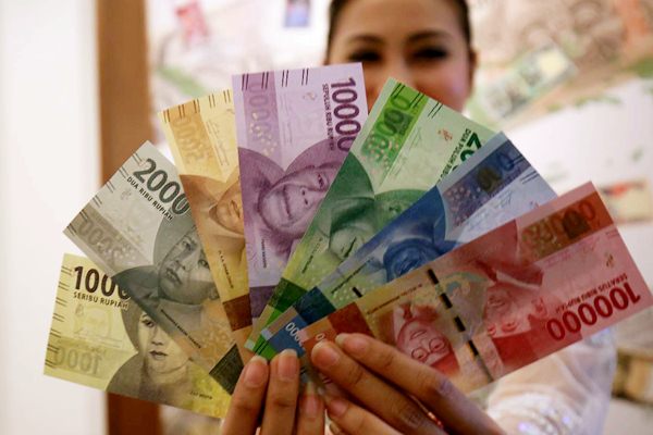 Model memegang uang rupiah kertas, - JIBI/Nurul Hidayat