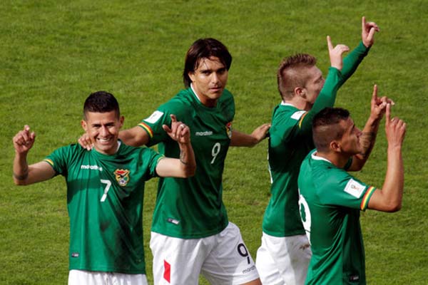 Para pemain Bolivia merayakan gol ke gawang Argentina. Bolivia menang 2-0. - Reuters/Manuel Claure