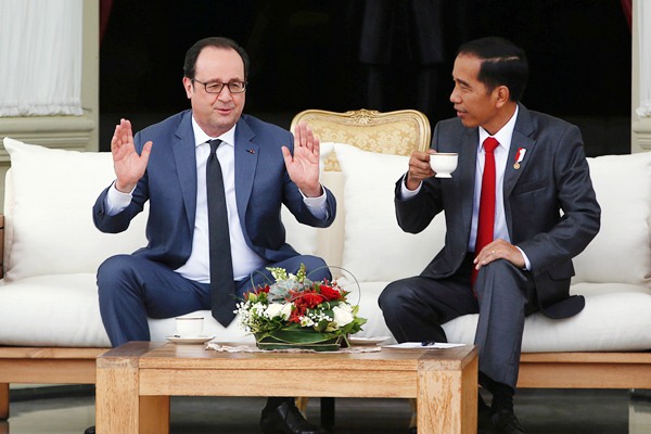 Presiden Joko Widodo (kanan) menerima kunjungan Presiden Prancis Francois Hollande, di Istana Kepresidenan, Jakarta, Rabu (29/3). - REUTERS/Darren Whiteside