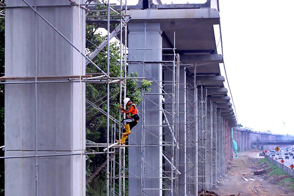 Pekerja beraktivitas pada pembangunan transportasi massal Light Rail Transit (LRT) di Cibubur, Jakarta Timur, Rabu (15/2). - Antara/Yulius Satria Wijaya