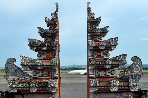 Pesawat udara mendarat di Bandara I Gusti Ngurah Rai, Bali, Sabtu (24/3). - JIBI/Abdullah Azzam
