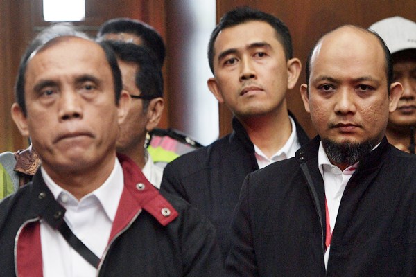 Tiga penyidik KPK Novel Baswedan (kanan), Ambarita Damanik (kiri) dan M Irwan Santoso (tengah) tiba untuk menjadi saksi kasus tindak pidana korupsi pengadaan pekerjaan KTP elektronik (E-KTP) dengan terdakwa Sugiharto dan Irman di Pengadilan Tipikor, Jakarta Pusat, Senin (27/3). - Antara/Sigid Kurniawan