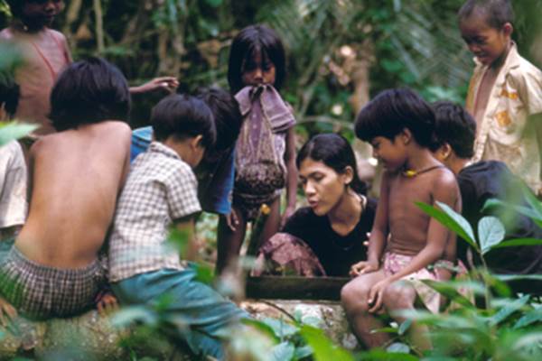 Butet Manurung saat mengajar anak-anak Suku Anak Dalam - Antaranews.com