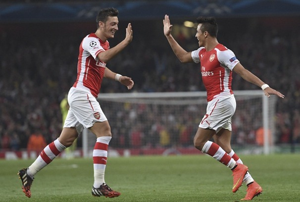 Dua andalan Arsenal, Mesut Ozil dan Alexis Sanchez (kanan) - Metro