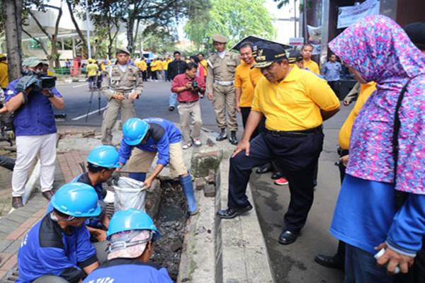 Plt Gubernur DKI Soemarsono (berbaju kuning) - beritajakarta.com