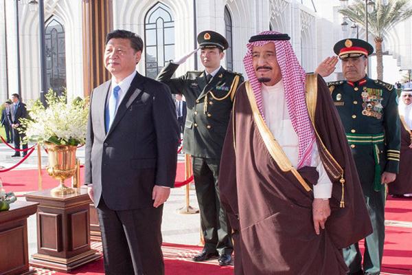 Presiden China Xi Jinping (kiri) bersama Raja Arab Saudi Salman bin Abdulaziz al Saud