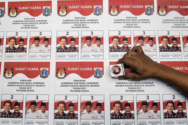 Petugas memeriksa surat suara putaran kedua Pilkada DKI Jakarta di PT Gramedia Printing, Cikarang, Bekasi, Jawa Barat, Kamis (23/3). - Antara/M Agung Rajasa