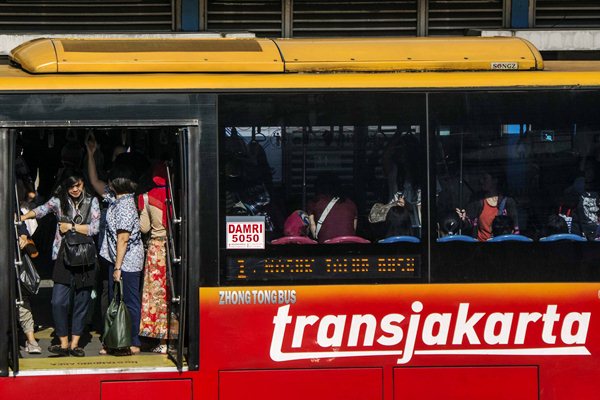 Penumpang menunggu keberangkatan busway di Halte Harmoni, Jakarta, Senin (27/3). - Antara/Aprillio Akbar