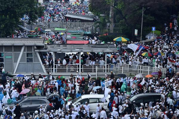 Umat muslim mengikuti aksi damai 112 di Kawasan Jalan Juanda, Jakarta, Sabtu (11/2). Aksi yang diikuti ribuan peserta itu merupakan lanjutan dari aksi damai 212. - .Antara
