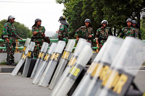 Personel TNI bersiaga untuk pengamanan aksi 313, di dekat Istana Merdeka, Jakarta, Jumat (31/3). - Reuters/Darren Whiteside