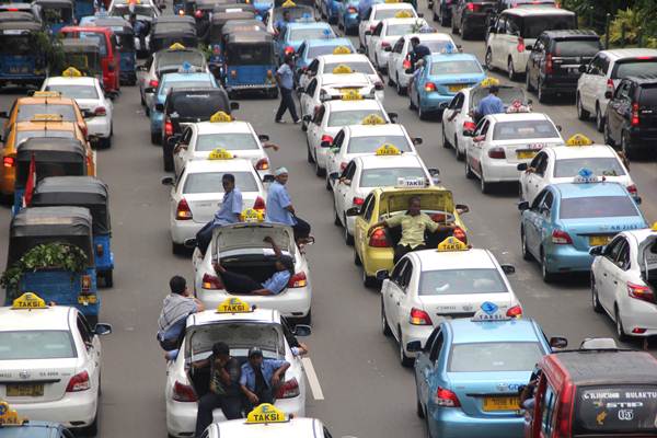 Demo sopir taksi dan angkutan umum menolak Uber dan Grab - Antara/Yossy Widya